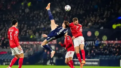 切尔西中场帕尔默荣获英超年度最佳年轻球员称号。