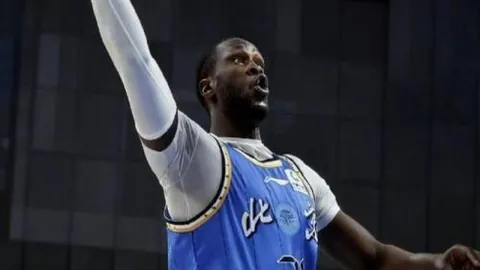 天津津门虎队客场1-2击败成都蓉城队，中超赛场再现精彩对决